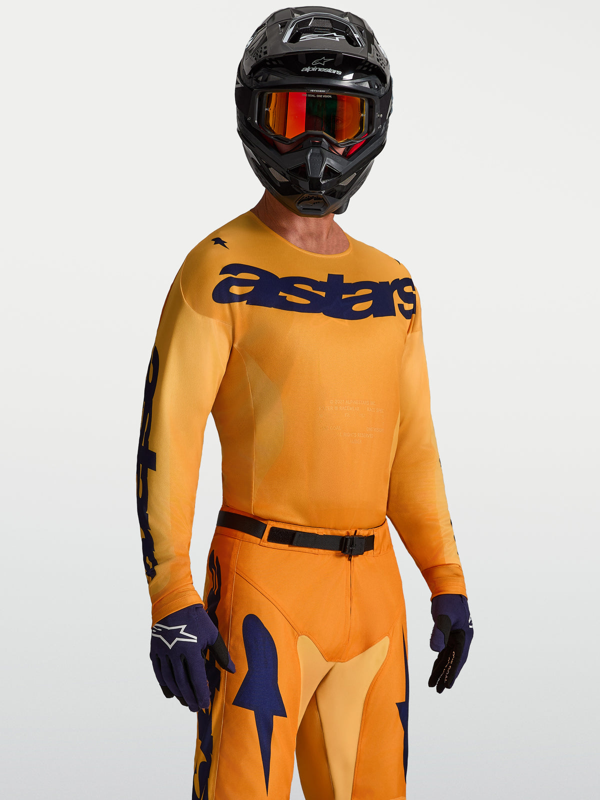 Alpinestars maglia Racer Amber, maglia motocross arancione e blu scuro in poli-tessuto anti-umidità, indossata da un modello