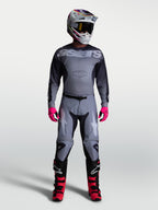 Alpinestars Racer Amber 2027 Gear Set e maglia, completo da motocross da uomo, grigio e nero con dettagli rosa vivace, tessuto tecnico traspirante per sessioni off-road