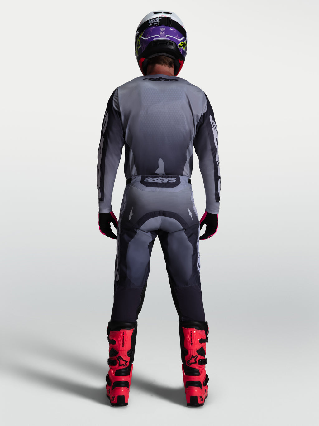Alpinestars 2027 Racer Amber gear set, maglia e pantaloni motocross uomo, grigi e lilla, vista posteriore su modello.