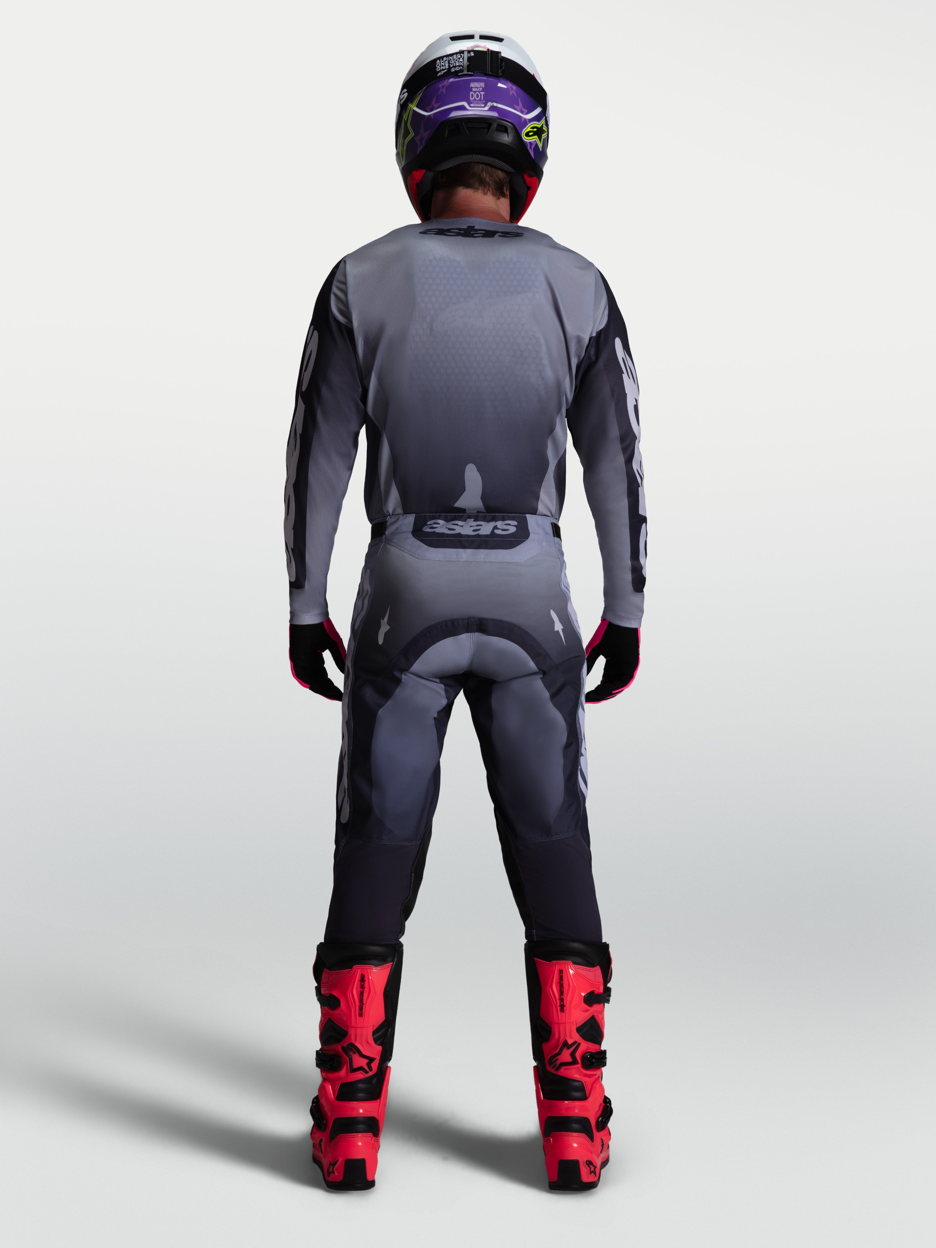 Alpinestars 2027 Racer Amber gear set, maglia e pantaloni motocross uomo, grigi e lilla, vista posteriore su modello.