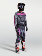 Alpinestars Maglia Racer Lone e Gear Set, completo motocross uomo grigio camo e viola con pantaloni e stivali coordinati.