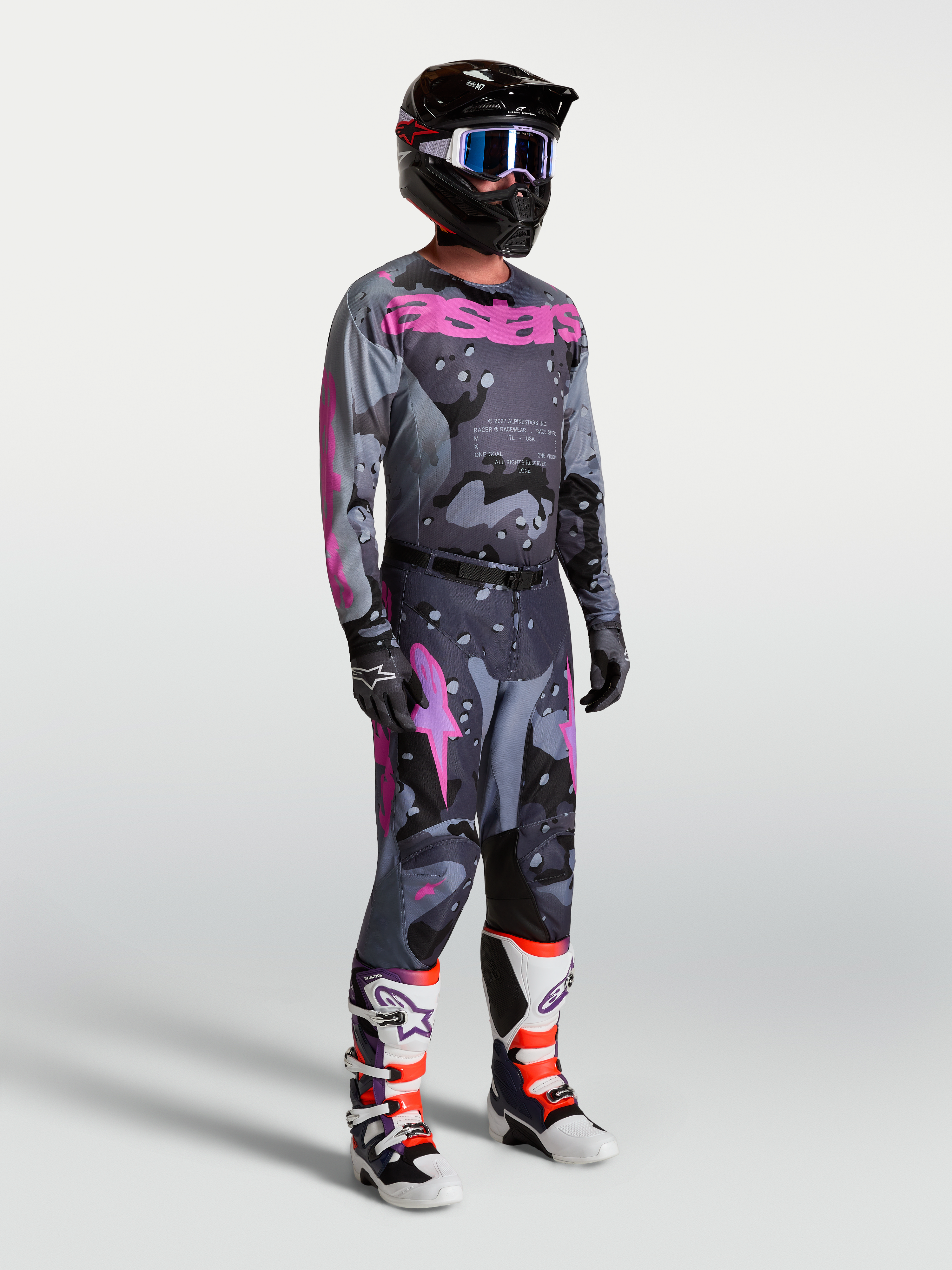 Alpinestars Maglia Racer Lone e Gear Set, completo motocross uomo grigio camo e viola con pantaloni e stivali coordinati.