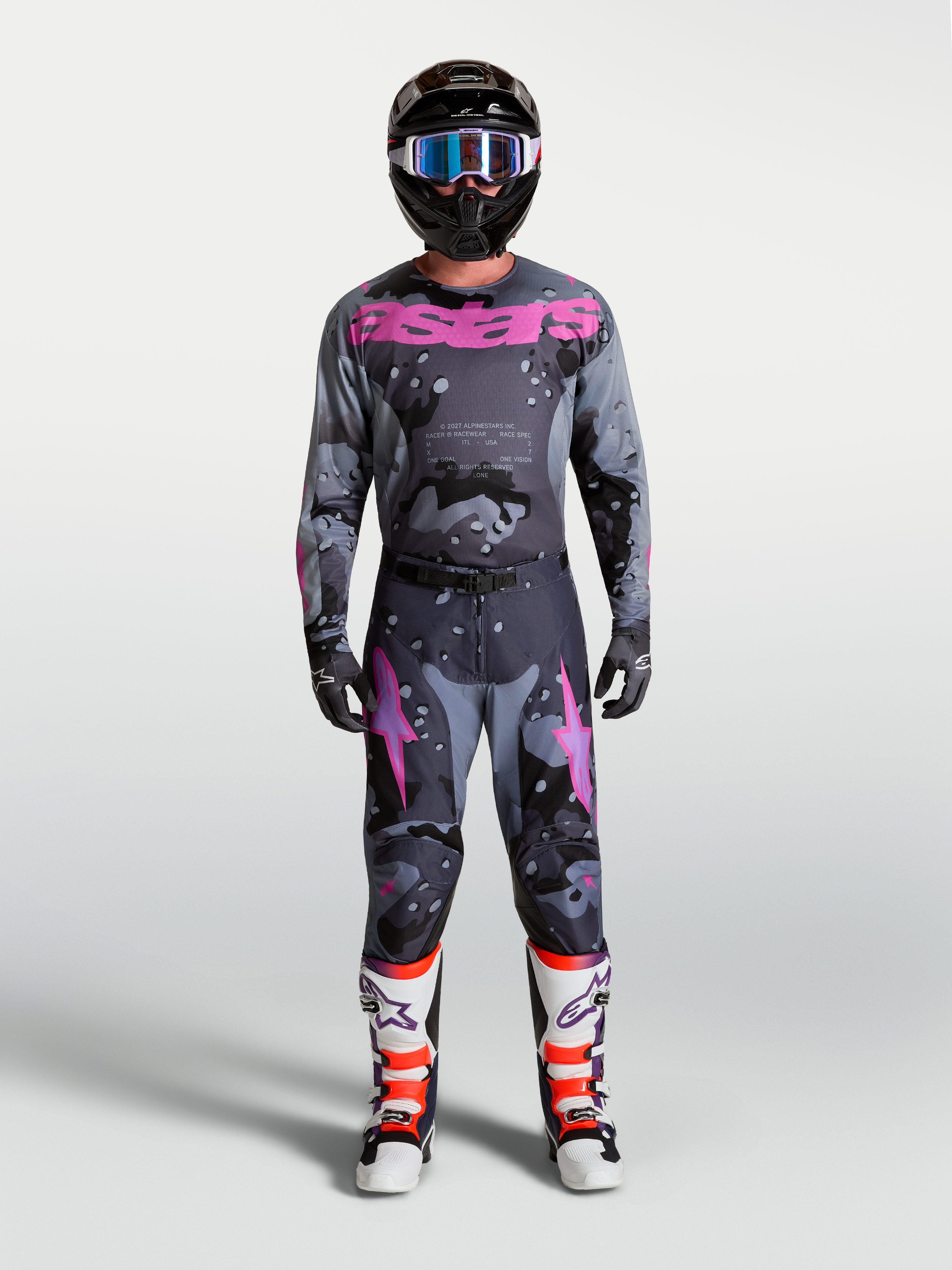 Alpinestars maglia Racer Lone, completo motocross da uomo grigio camo e viola con casco e stivali, abbigliamento off-road