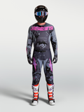 Alpinestars Racer Lone Gear Set e Pantaloni Racer Lone, completo da motocross per uomo grigio camo e viola con maglia, pantaloni, stivali e casco coordinati per gare fuoristrada.