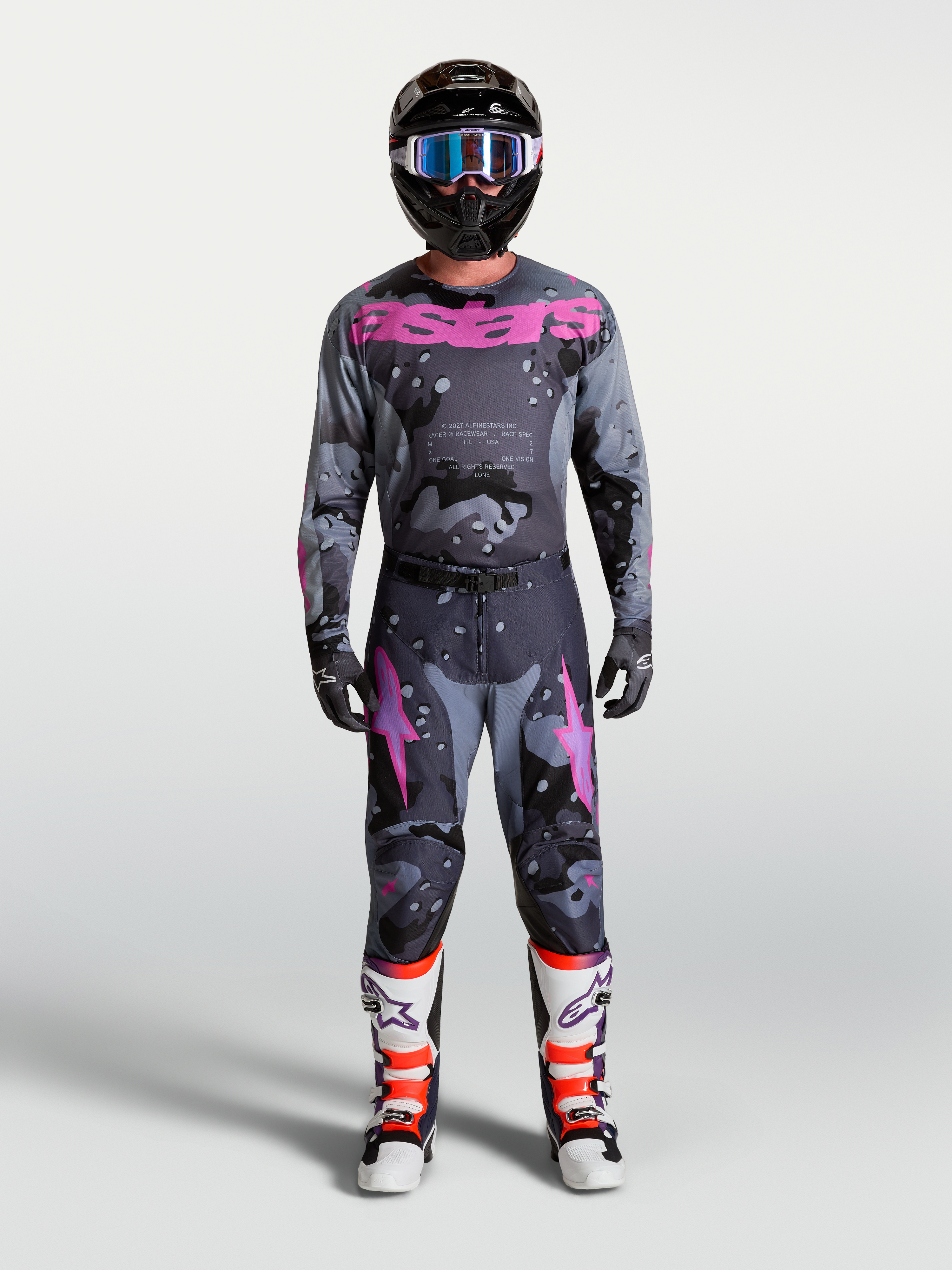 Alpinestars Racer Lone Gear Set e Pantaloni Racer Lone, completo da motocross per uomo grigio camo e viola con maglia, pantaloni, stivali e casco coordinati per gare fuoristrada.