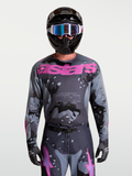 Maglia Alpinestars Racer Lone, grigio camo e viola, maglia motocross da uomo in tessuto leggero, indossata da un pilota.