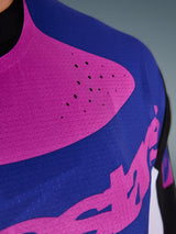 Alpinestars 2026 Techstar Knif Jersey, maglia da motocross, nero, grigio chiaro e viola, primo piano del petto con perforazioni tagliate al laser e tessuto elasticizzato traspirante per una ventilazione superiore