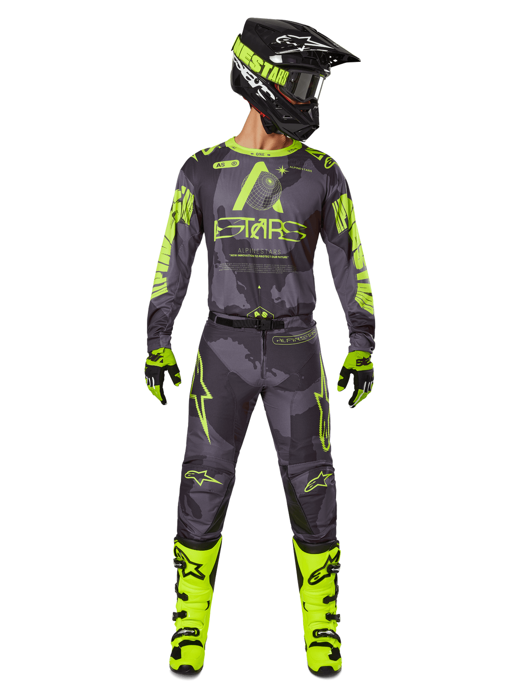 Pilota di motocross con abbigliamento da gara completo, maglia Alpinestars Racer Hollow 2025 e pantaloni coordinati in Dark Camo Yellow Fluo, con vivaci grafiche giallo fluorescente su sfondo mimetico grigio scuro, abbinati a guanti coordinati, stivali giallo fluo brillante e casco nero.