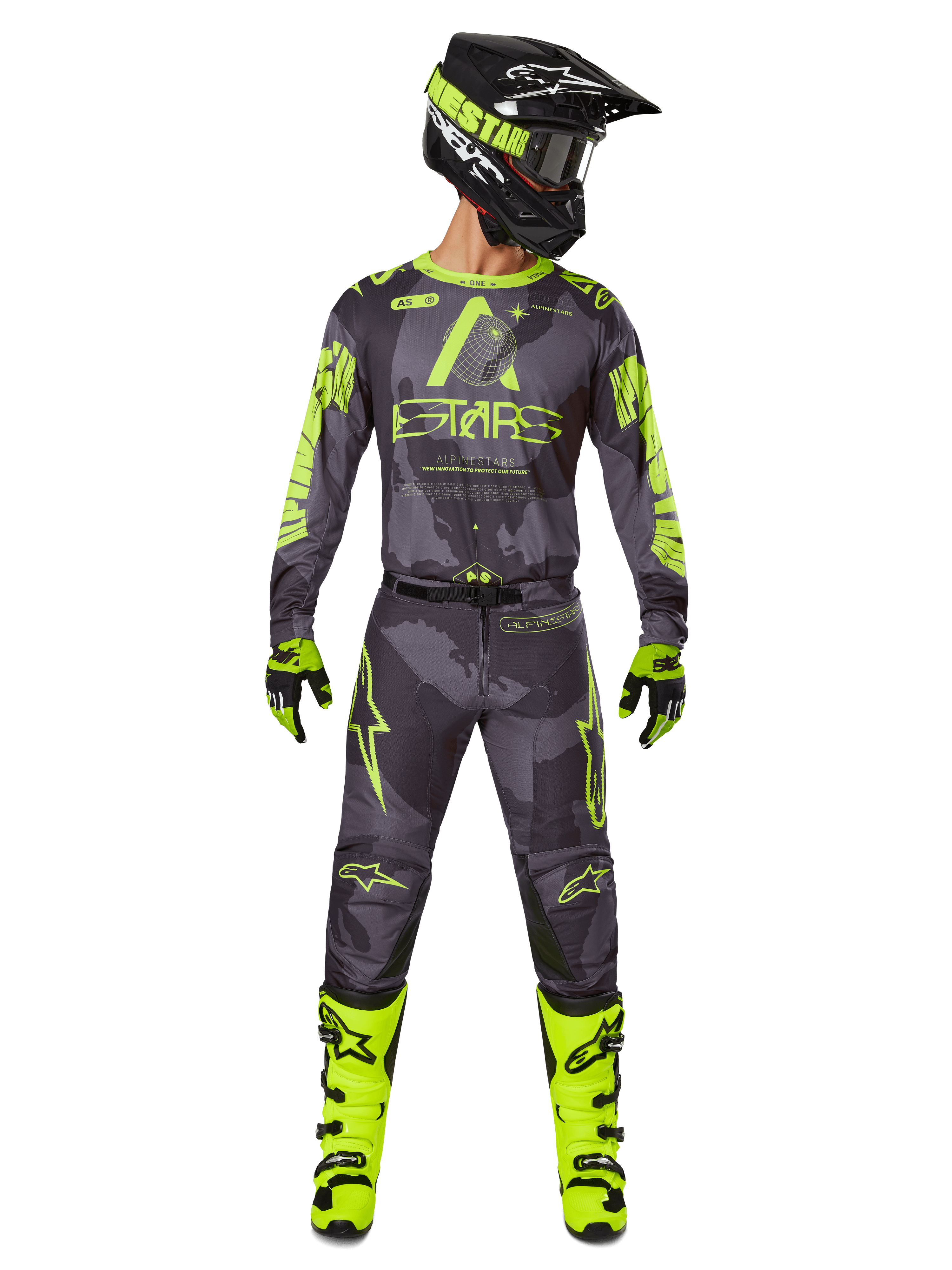 Set abbigliamento Alpinestars 2025 Racer Hollow, completo da motocross in Dark Camo e Giallo Fluo, include maglia a maniche lunghe e pantaloni coordinati, casco nero con accenti neon, stivali e guanti giallo brillante, abbigliamento tecnico per guida off-road