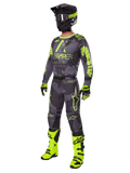 Set Gear Alpinestars Racer Hollow 2025, abbigliamento completo da motocross, mimetico grigio e giallo neon, include maglia, pantaloni, casco coordinato nero e giallo, occhiali, guanti e stivali giallo acceso, equipaggiamento per corse fuoristrada ad alte prestazioni