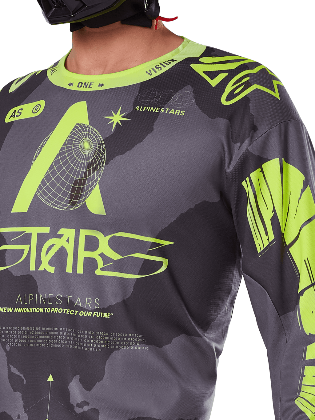 Maglia Alpinestars Racer Hollow 2025, maglia da motocross, Dark Camo e Giallo Fluo, primo piano della zona del petto e della spalla, vivace branding Alpinestars giallo neon e grafiche geometriche tecniche su uno sfondo mimetico grigio scuro