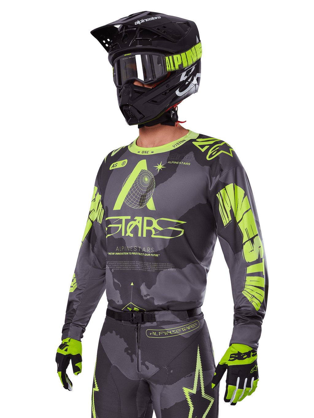 Set Gear Alpinestars Racer Hollow 2025, maglia e pantaloni da motocross in grigio e giallo neon, indossati con casco, occhiali e guanti neri coordinati, caratterizzati da vistosi loghi Alpinestars giallo fluo e grafiche a stella su base grigia a fantasia, look professionale per corse fuoristrada.