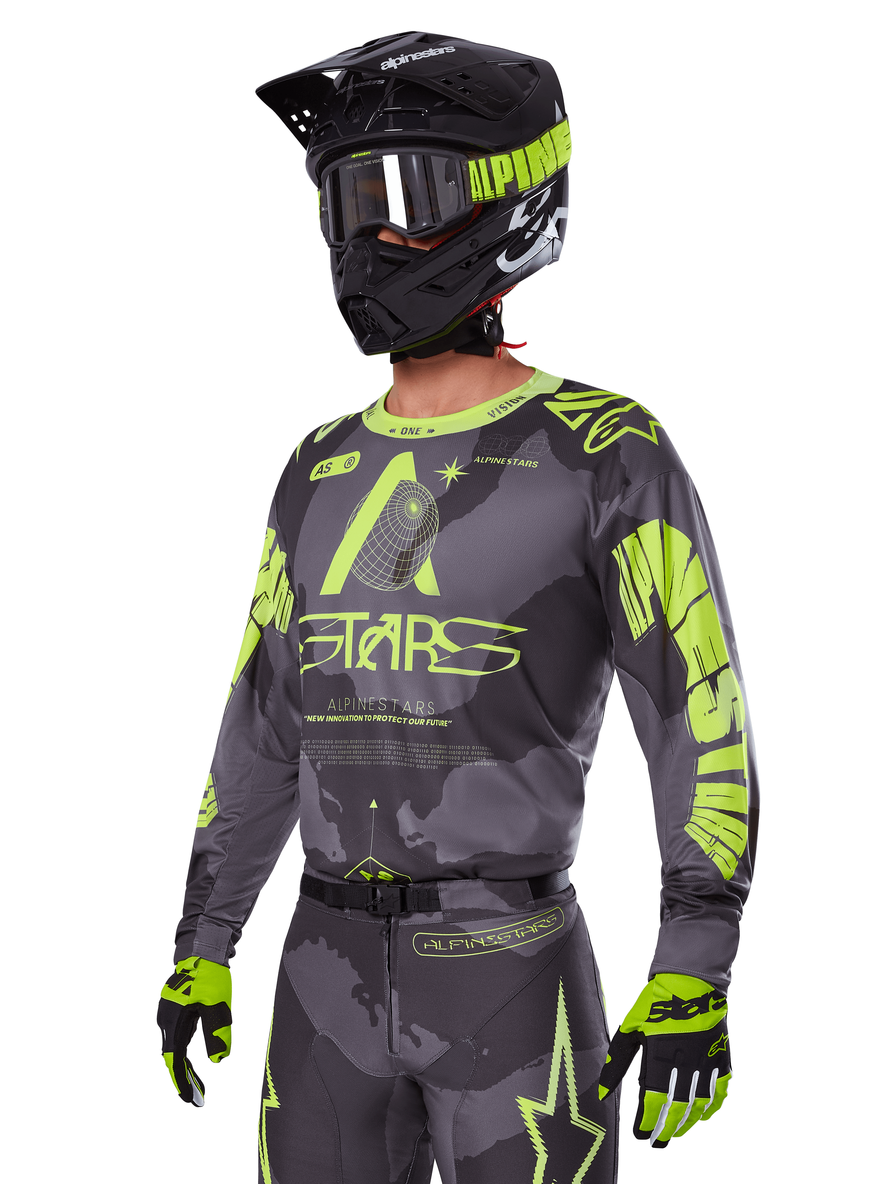 Set Gear Alpinestars Racer Hollow 2025, maglia e pantaloni da motocross in grigio e giallo neon, indossati con casco, occhiali e guanti neri coordinati, caratterizzati da vistosi loghi Alpinestars giallo fluo e grafiche a stella su base grigia a fantasia, look professionale per corse fuoristrada.