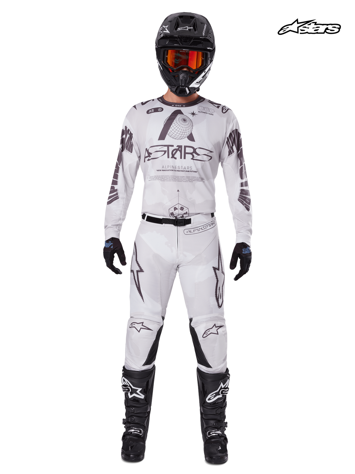 Alpinestars Completo Racer Hollow 2025, maglia e pantaloni da motocross da uomo in marrone chiaro mimetico e bianco, vista frontale in studio su un modello che indossa casco, guanti e stivali abbinati, abbigliamento da fuoristrada leggero e ad alte prestazioni