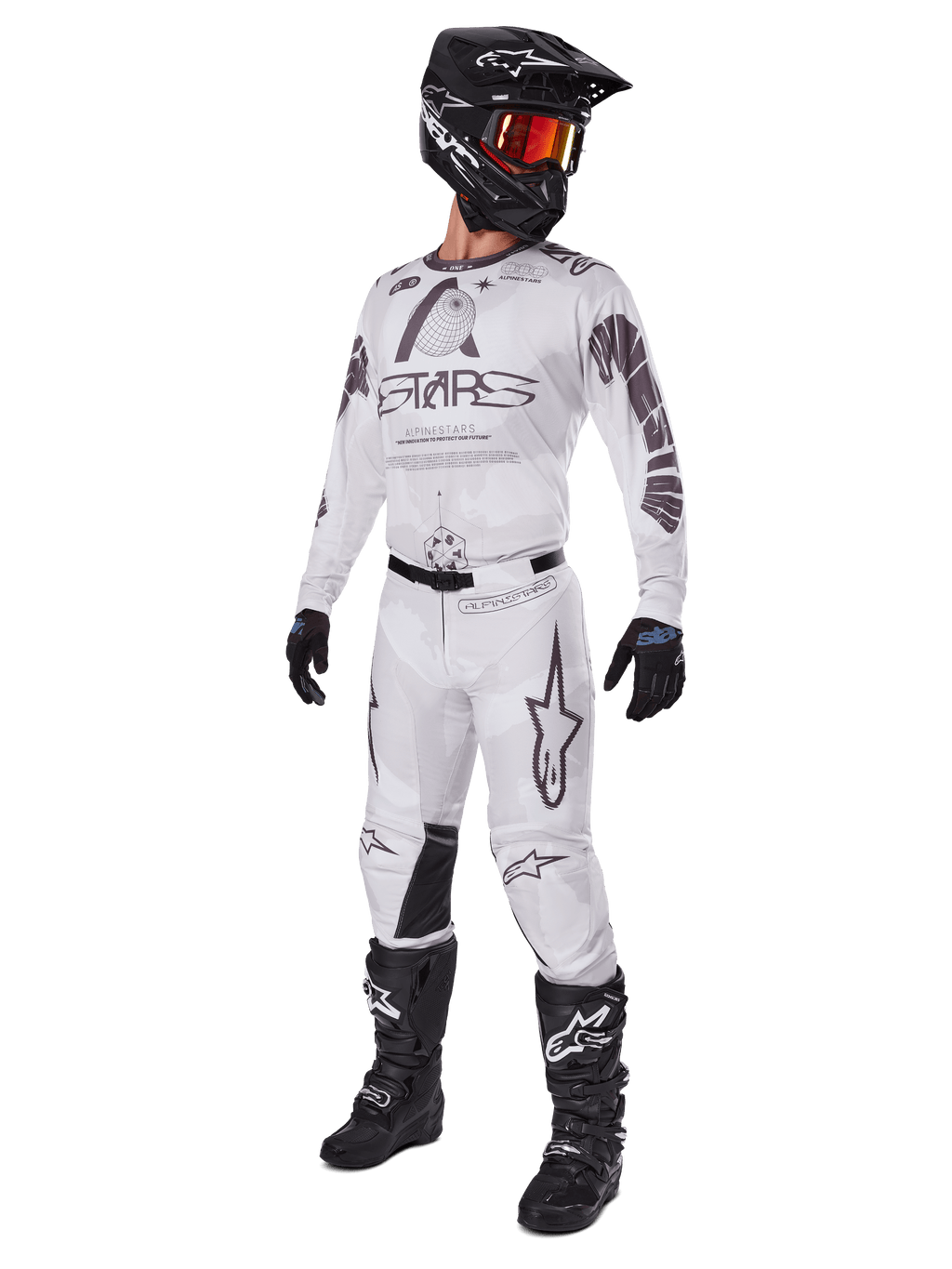 Alpinestars 2025 Racer Hollow Gear Set, completo da motocross, bianco e grigio, maglia e pantaloni con marchio 'STARS' in evidenza, casco nero con maschera a lenti rosso-arancio, guanti e stivali neri, equipaggiamento professionale per fuoristrada