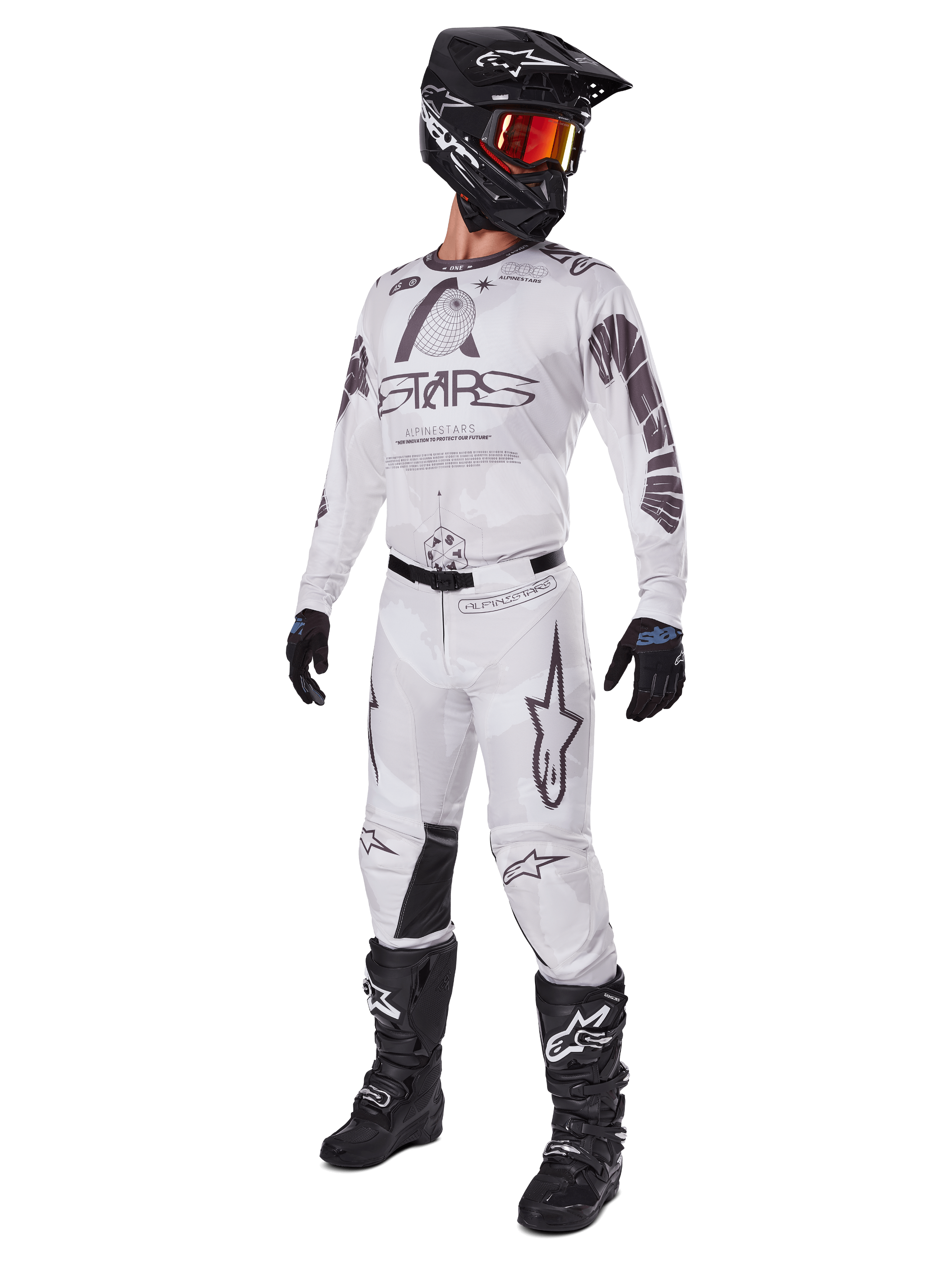 Alpinestars 2025 Racer Hollow Gear Set, completo da motocross, bianco e grigio, maglia e pantaloni con marchio 'STARS' in evidenza, casco nero con maschera a lenti rosso-arancio, guanti e stivali neri, equipaggiamento professionale per fuoristrada