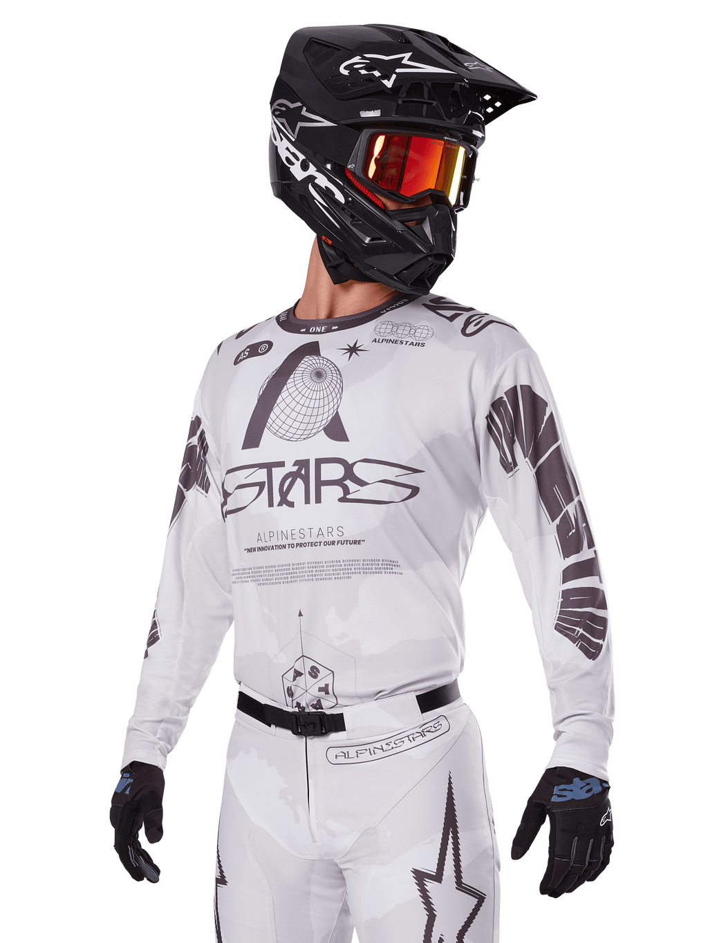 Alpinestars 2025 Racer Hollow Gear Set, maglia e pantaloni da motocross, bianco con grafiche nere e grigie, con marchio 'ASTARS' e motivi a globo, indossato con casco nero, occhiali a specchio rossi e guanti neri, progettato per prestazioni fuoristrada