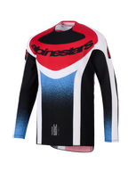 Alpinestars 2026 Techstar Knif Jersey, maglia da motocross, sfumatura nera, bianca, rossa e blu, vestibilità atletica da gara, abbigliamento tecnico a maniche lunghe con vistoso logo Alpinestars sul petto.