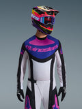 Alpinestars Techstar Knif Jersey 2026, maglia da motocross, nero, grigio chiaro e viola, logo Alpinestars rosa sul petto, indossata con casco colorato e pantaloni da motocross coordinati, vestibilità atletica da gara con perforazioni tagliate al laser per la ventilazione