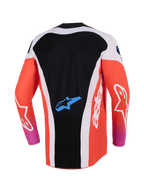 Alpinestars 2026 Techstar Knif Jersey, maglia da motocross, nero e arancione fluo, vista posteriore con design allungato, pannelli laterali bianchi, logo Astar blu sulla parte bassa della schiena, maniche lunghe, abbigliamento da gara ad alte prestazioni