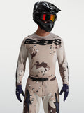 Alpinestars Maglia Racer Lone, maglia da motocross da uomo, camouflage deserto e nero, indossata con casco e maschera.