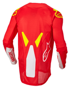 Alpinestars Techstar Factory Jersey, maglia da motocross, rosso fluo, bianco e giallo fluo, vista posteriore con pannelli di ventilazione in rete e profilo posteriore allungato, branding ASTARS bianco sulle maniche e accenti grafici giallo fluo sulle spalle