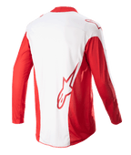 Alpinestars Maglia Techstar Arch 2023, maglia da motocross, rosso marte e bianco, vista posteriore con pannello centrale bianco e maniche lunghe rosse, logo Astars rosso sulla parte inferiore della schiena, pannelli di ventilazione in mesh e parte posteriore allungata per copertura nel racing fuoristrada.