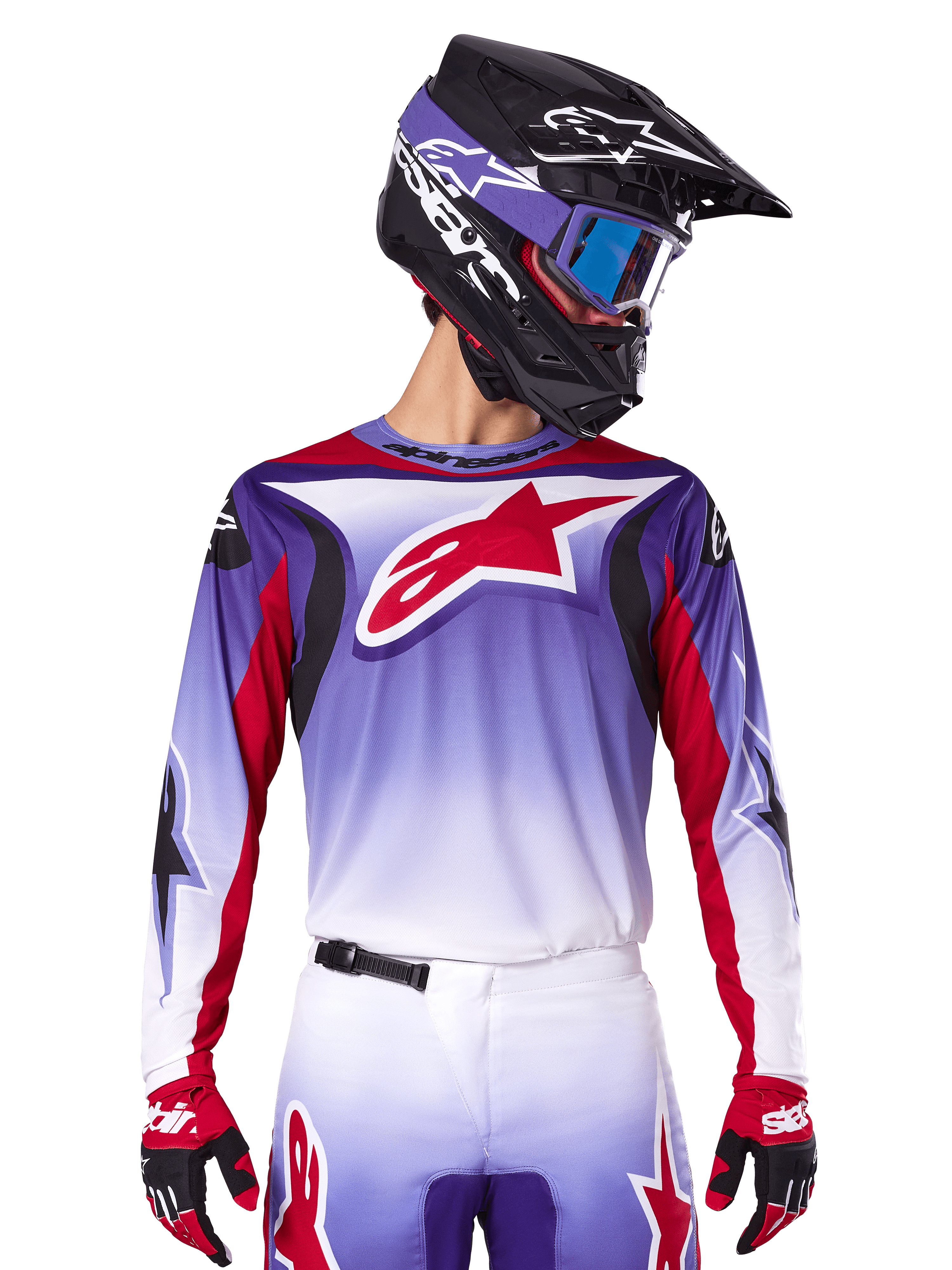 Alpinestars 2025 Fluid Wurx Jersey, maglia da motocross, sfumatura da viola a bianco, logo a stella rosso e accenti rossi, vestibilità atletica, indossata con pantaloni coordinati, casco nero e guanti rossi