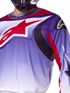 Alpinestars 2025 Fluid Wurx Jersey, maglia da motocross, viola e rosso brillante, primo piano del pilota con grande logo a stella Alpinestars rosso sul petto, accenti grafici curvi neri e rossi, vestibilità atletica per corse fuoristrada