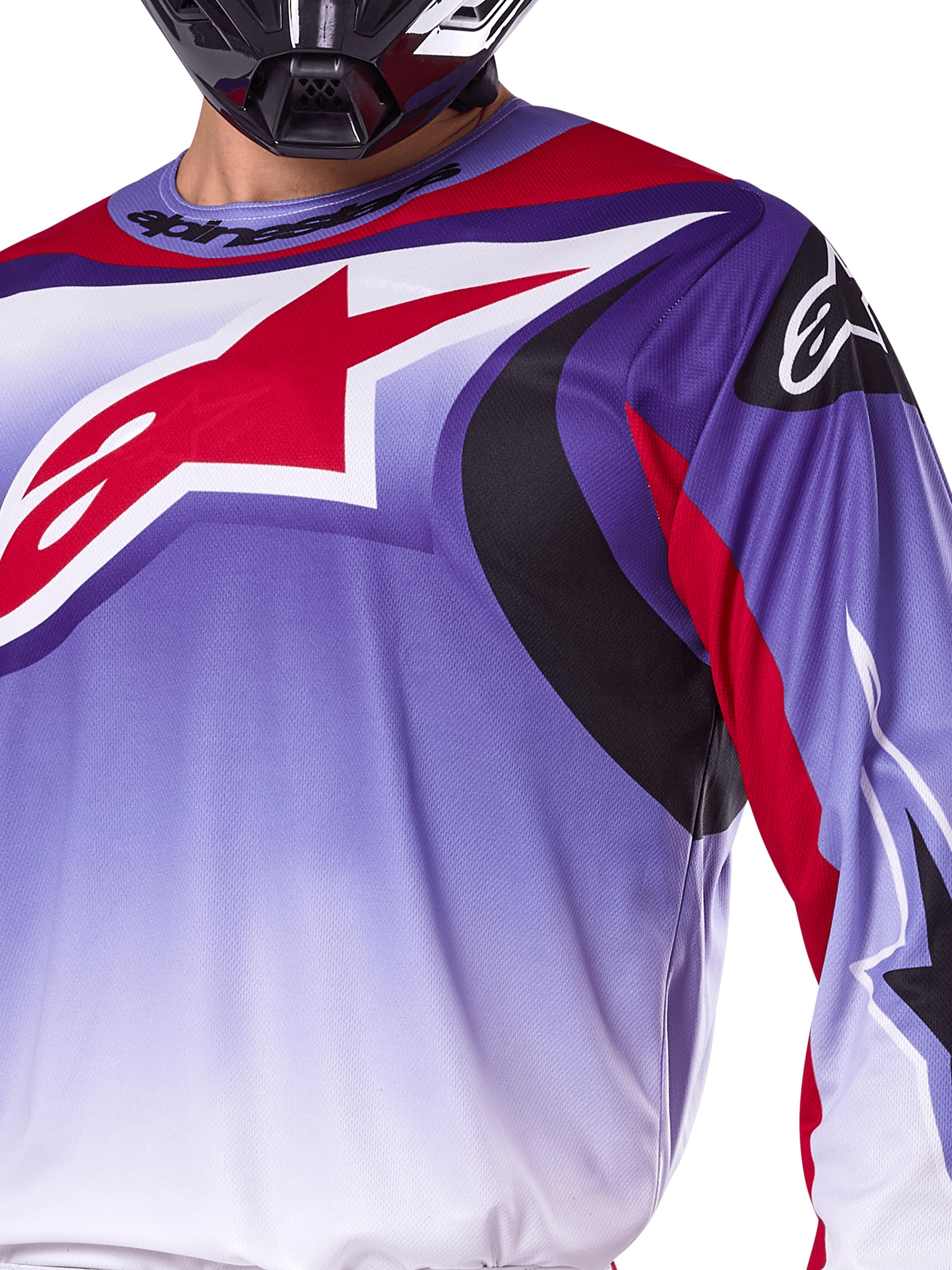Alpinestars 2025 Fluid Wurx Jersey, maglia da motocross, viola e rosso brillante, primo piano del pilota con grande logo a stella Alpinestars rosso sul petto, accenti grafici curvi neri e rossi, vestibilità atletica per corse fuoristrada