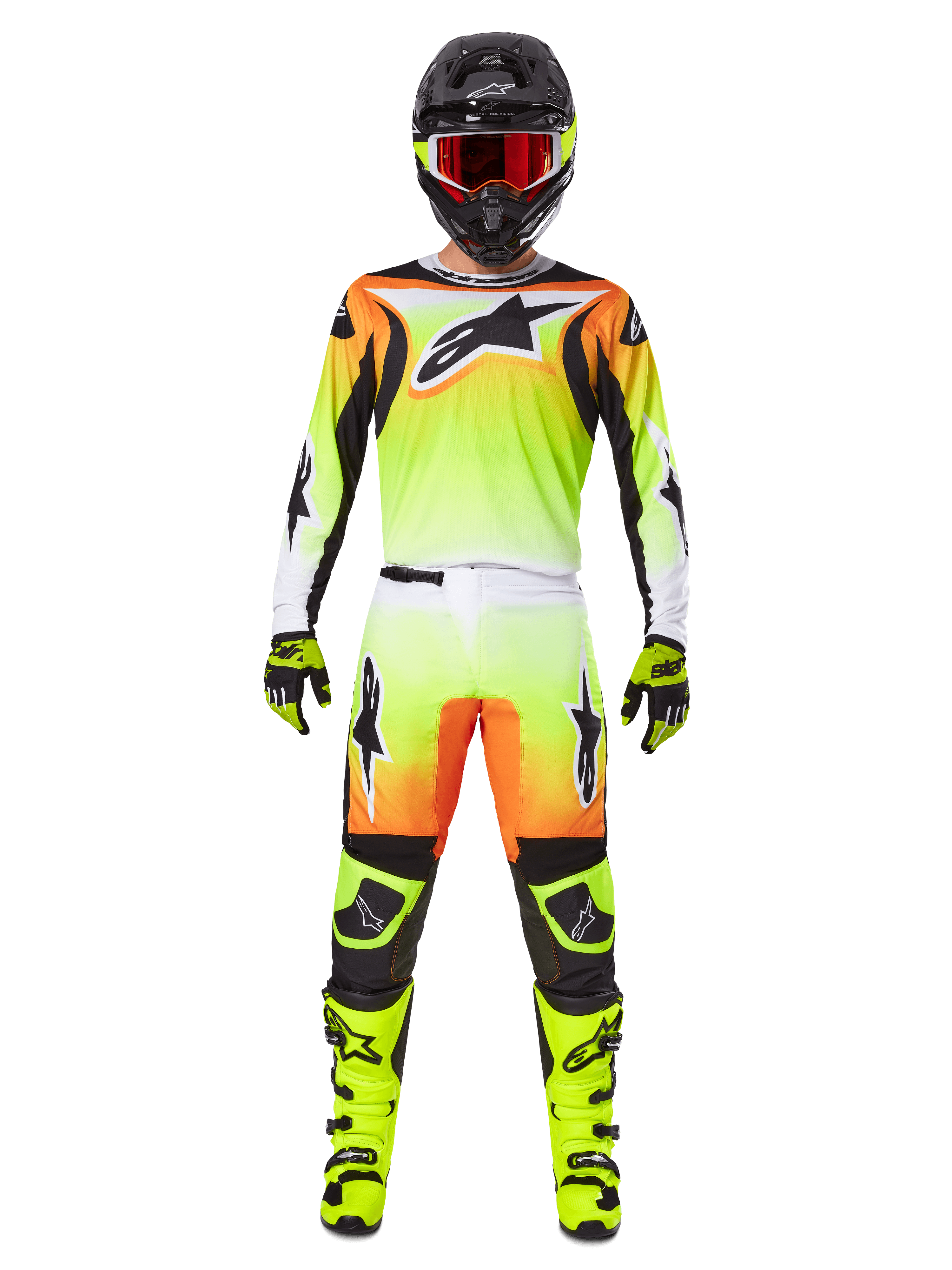 Pilota di motocross con abbigliamento da gara completo, Alpinestars 2025 Fluid Wurx Gear Set, giallo e nero con accenti arancioni e bianchi, maglia con grande logo frontale, pantaloni coordinati, casco nero con occhiali a lenti rosse, stivali giallo neon, outfit coordinato per corse fuoristrada