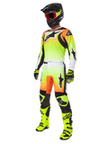 Alpinestars 2025 Fluid Wurx Gear Set, completo da motocross, sfumatura giallo neon e arancione, kit completo con maglia e pantaloni, casco nero con occhiali arancioni, stivali e guanti giallo neon, design atletico per prestazioni fuoristrada