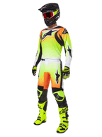 Alpinestars 2025 Fluid Wurx Gear Set, completo da motocross, sfumatura giallo neon e arancione, kit completo con maglia e pantaloni, casco nero con occhiali arancioni, stivali e guanti giallo neon, design atletico per prestazioni fuoristrada