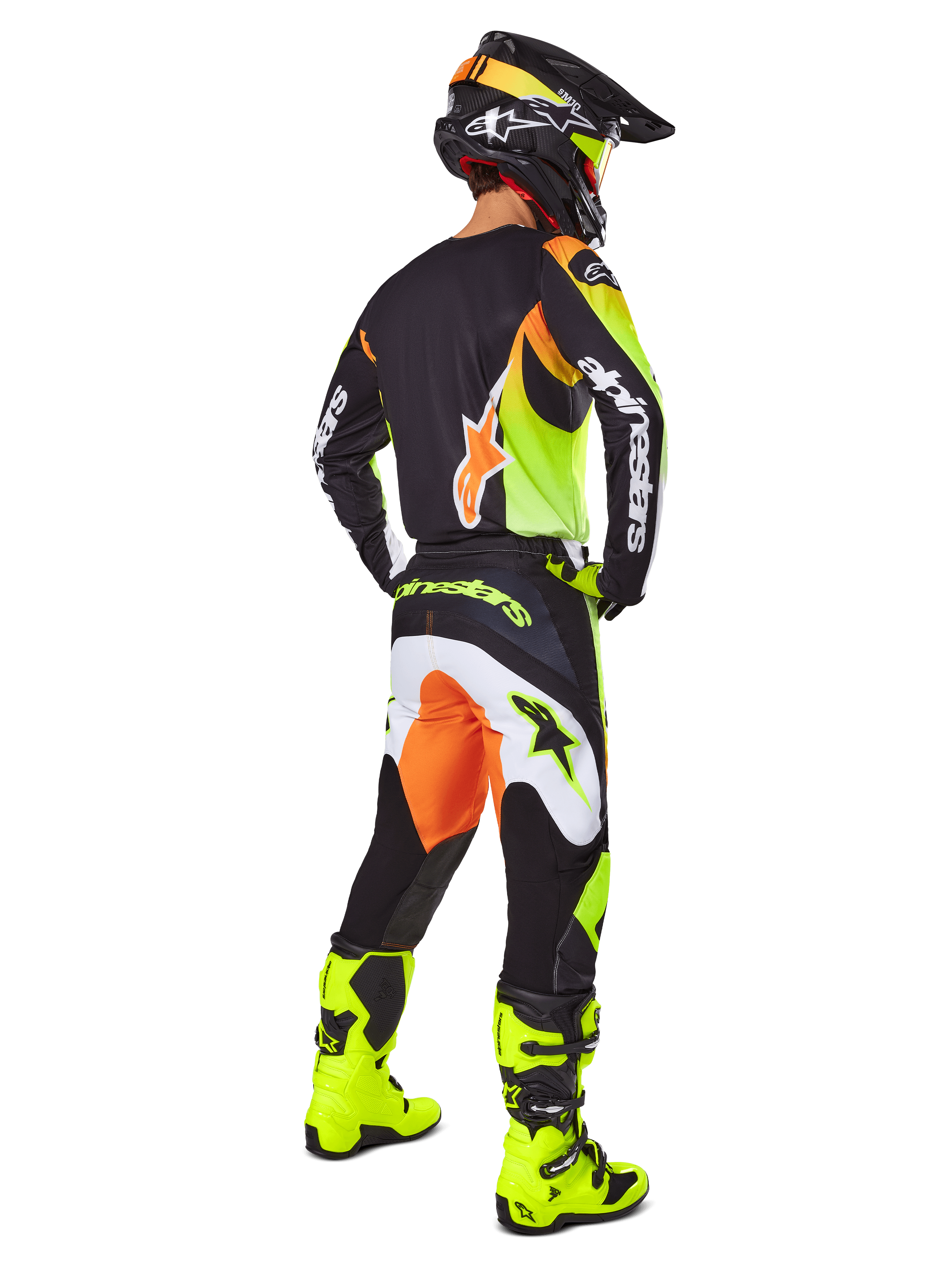 Set completo Alpinestars 2025 Fluid Wurx, maglia e pantaloni da motocross in giallo, nero e arancione, vista posteriore a tre quarti, abbinato a casco nero coordinato e stivali giallo acceso, equipaggiamento professionale da off-road