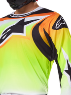Alpinestars 2025 Fluid Wurx Gear Set, maglia e pantaloni da motocross, giallo con grafiche nere decise e loghi, equipaggiamento da gara ad alte prestazioni per piloti off-road e motocross.