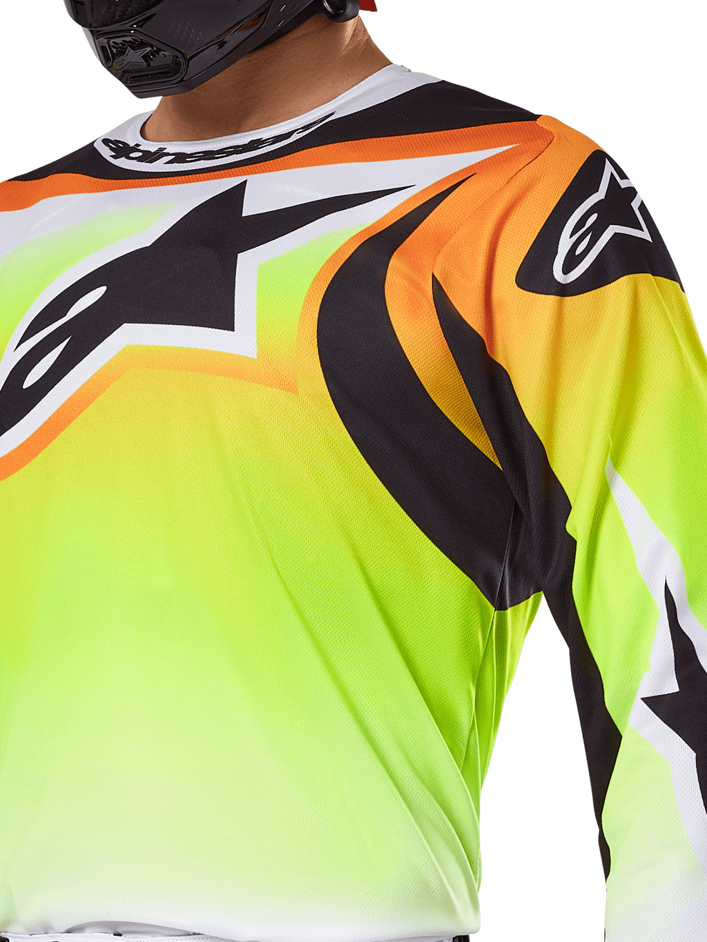 Maglia Alpinestars Fluid Wurx 2025, maglia da motocross, giallo fluorescente con grafiche nere e arancioni, con un grande logo Alpinestars nero sul petto e sulla spalla, indossata da un pilota con casco nero