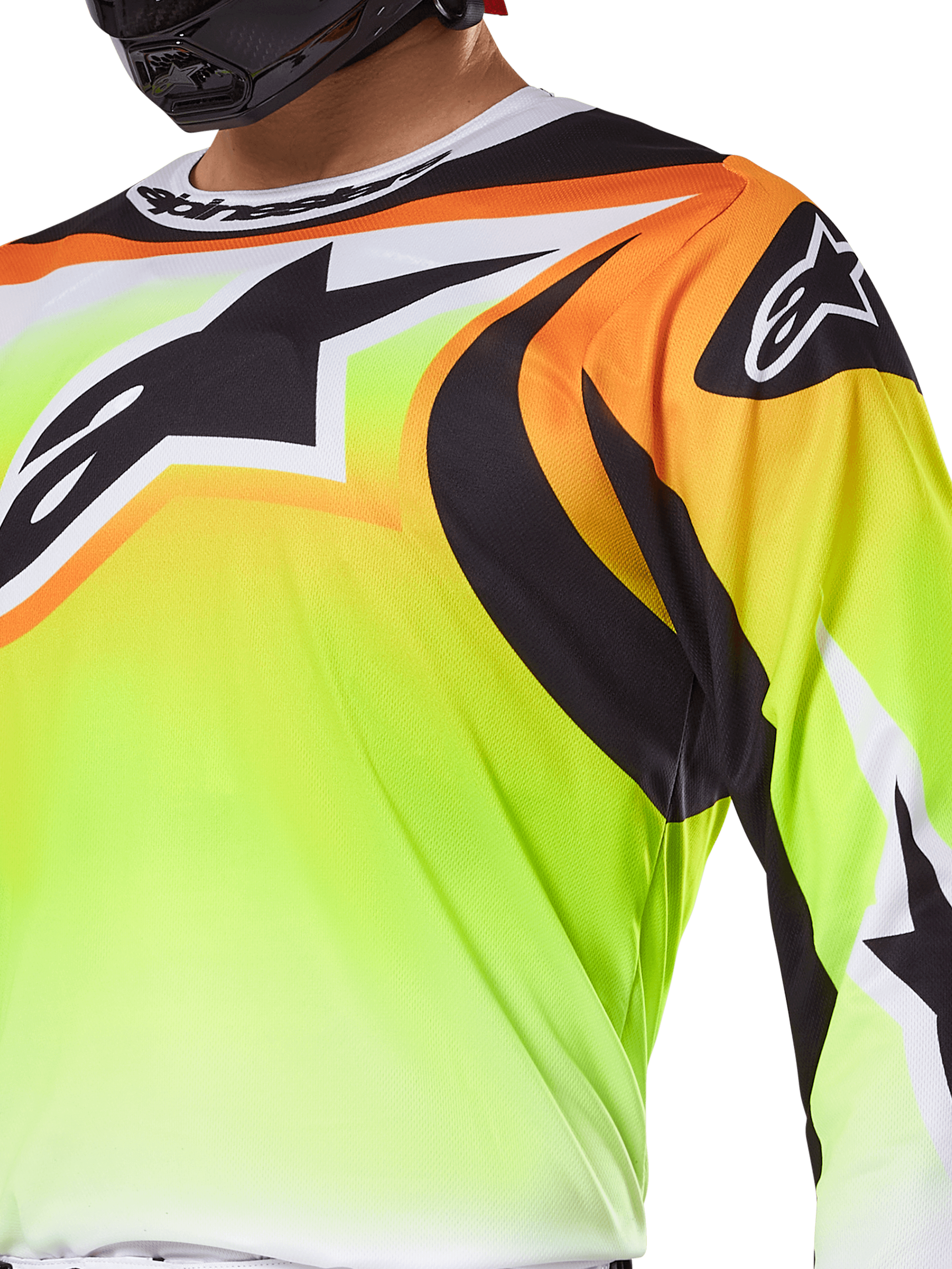 Maglia Alpinestars Fluid Wurx 2025, maglia da motocross, giallo fluorescente con grafiche nere e arancioni, con un grande logo Alpinestars nero sul petto e sulla spalla, indossata da un pilota con casco nero