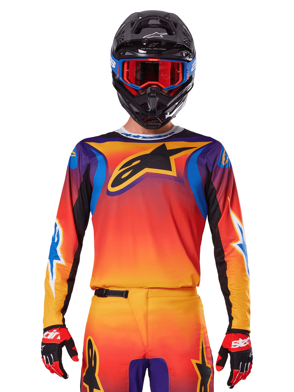 Alpinestars 2025 Fluid Wurx Jersey, maglia da motocross multicolore con sfumatura arancione e rossa e dettagli viola, indossata con equipaggiamento coordinato, casco nero con occhiali blu e rossi e guanti rossi, con un grande logo a stella nero sul petto.