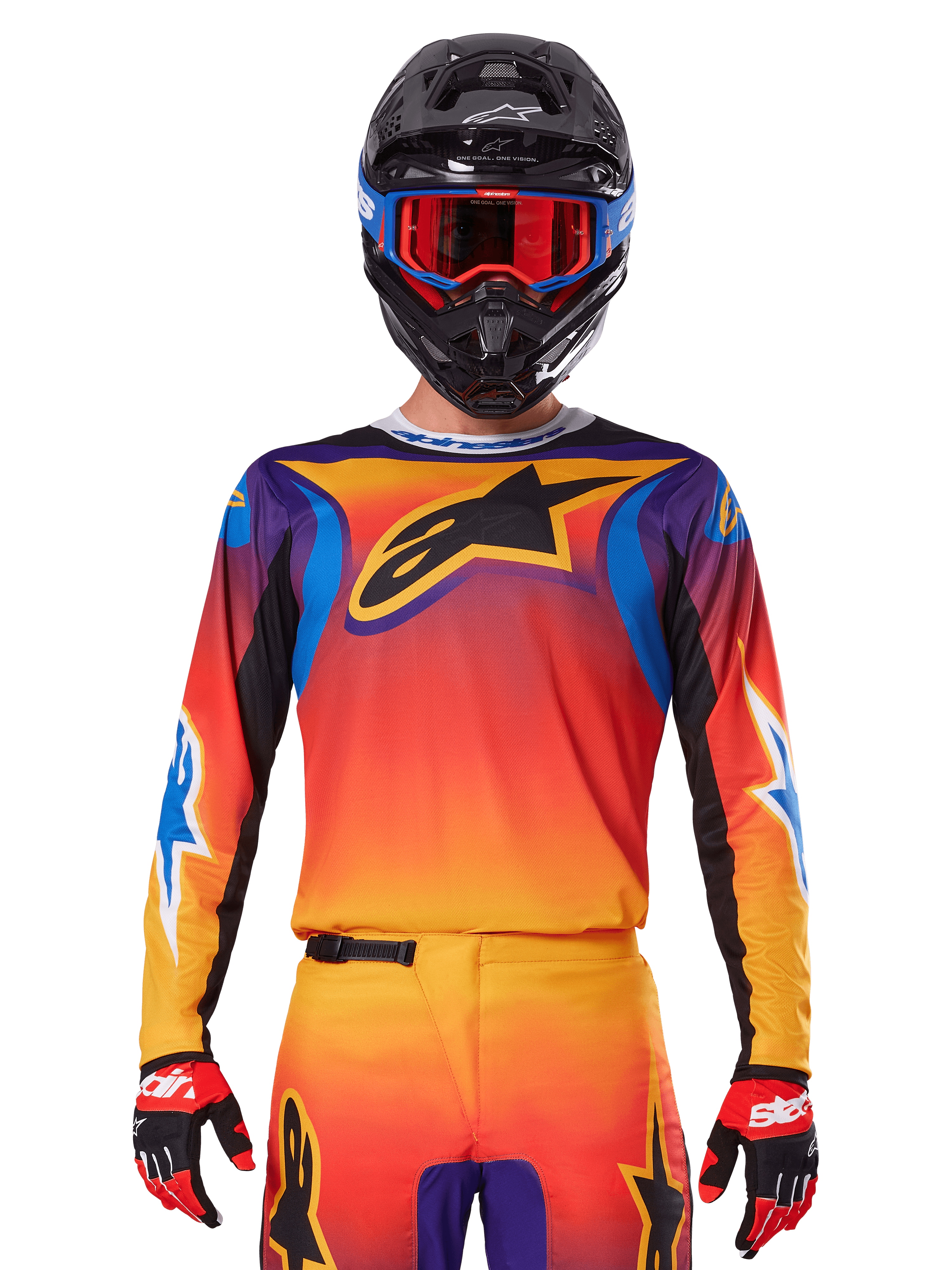Alpinestars 2025 Fluid Wurx Jersey, maglia da motocross multicolore con sfumatura arancione e rossa e dettagli viola, indossata con equipaggiamento coordinato, casco nero con occhiali blu e rossi e guanti rossi, con un grande logo a stella nero sul petto.