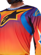 Alpinestars 2025 Fluid Wurx Jersey, maglia da motocross a maniche lunghe, design multicolore bianco e arancione, vestibilità atletica rilassata, politessuto traspirante per prestazioni off-road