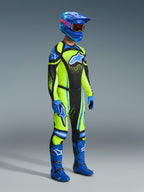 Pilota di motocross con abbigliamento completo da gara, maglia Techstar Nomur 2026 in Dark Navy e Yellow Fluo, pantaloni coordinati, casco blu con occhiali, stivali e guanti blu, completo coordinato per gare off-road
