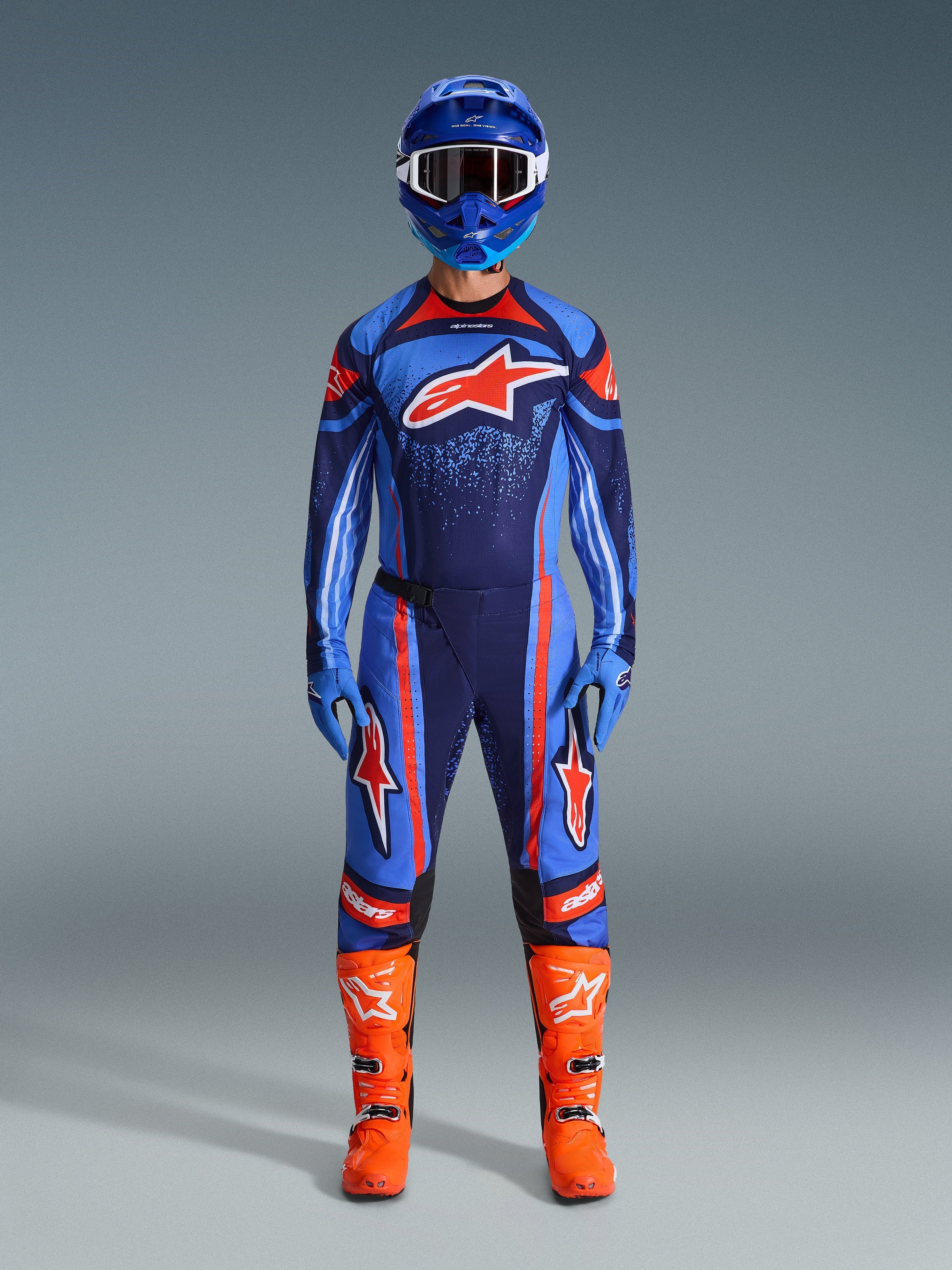 Alpinestars 2026 Techstar Nomur Gear Set, equipaggiamento racing da motocross, blu navy, arancione e blu UCLA, completo con casco blu, maglia e pantaloni abbinati, guanti blu e stivali arancione acceso, con loghi a stella, protezione off-road ad alte prestazioni