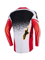 Alpinestars 2026 Techstar Nomur Jersey, maglia da motocross, grigio chiaro rosso e nero, vista posteriore con design a macchie sfumate dal nero al grigio chiaro, maniche rosse con accenti curvi gialli e logo Alpinestars nero sul retro.