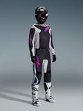 Alpinestars 2026 Fluid Grid Gear Set, pilota di motocross con maglia e pantaloni neri e bianchi con accenti rosa e blu, casco nero, guanti neri e stivali bianchi, completo da gara su sfondo grigio