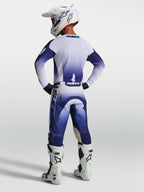 Alpinestars Maglia Racer Air Amber e Gear Set, completo motocross in mesh blu e bianco, vista posteriore su modello.