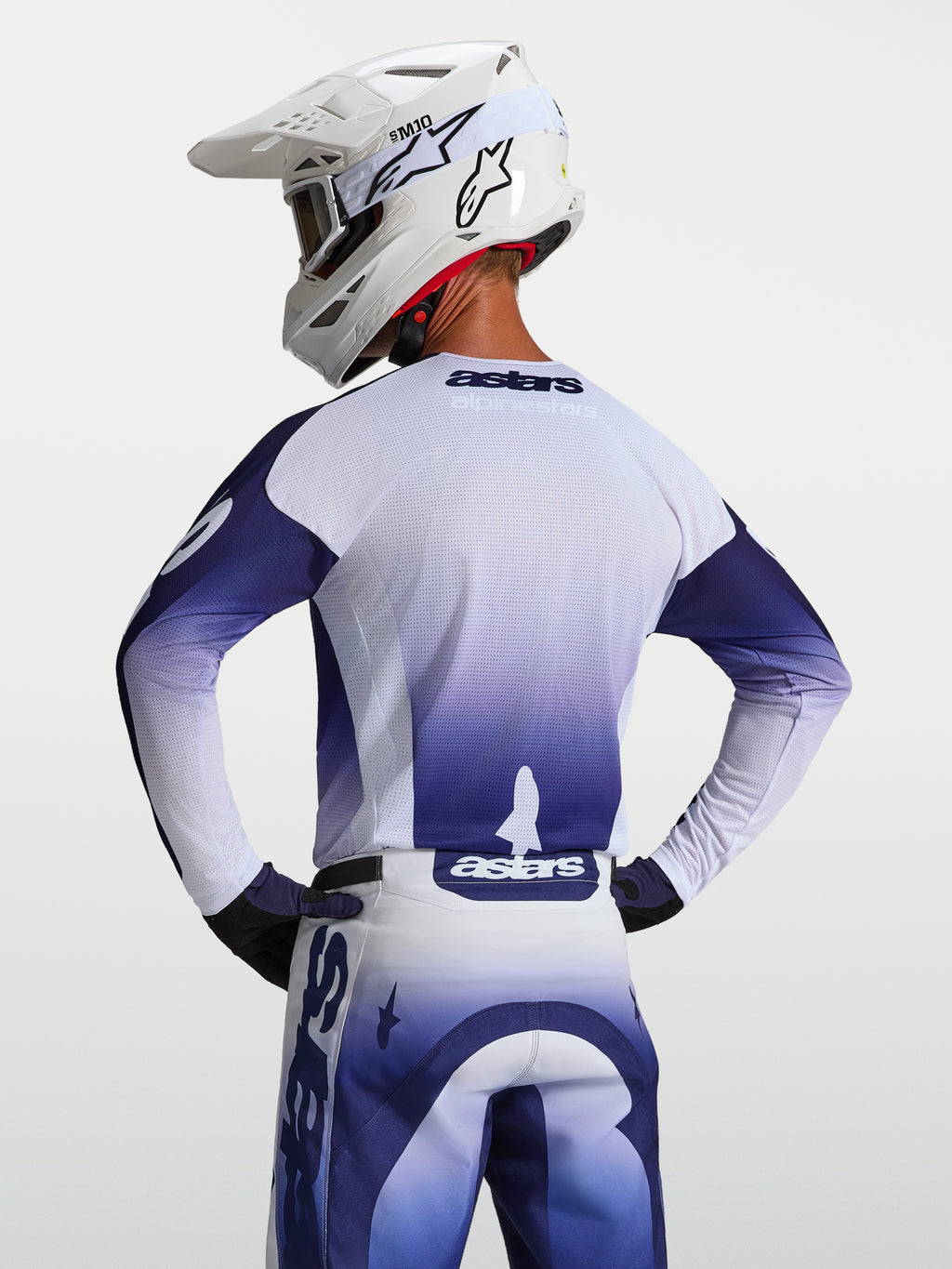 Alpinestars Maglia Racer Air Amber, maglia da motocross da uomo blu e bianca, vista posteriore con mesh ventilato.