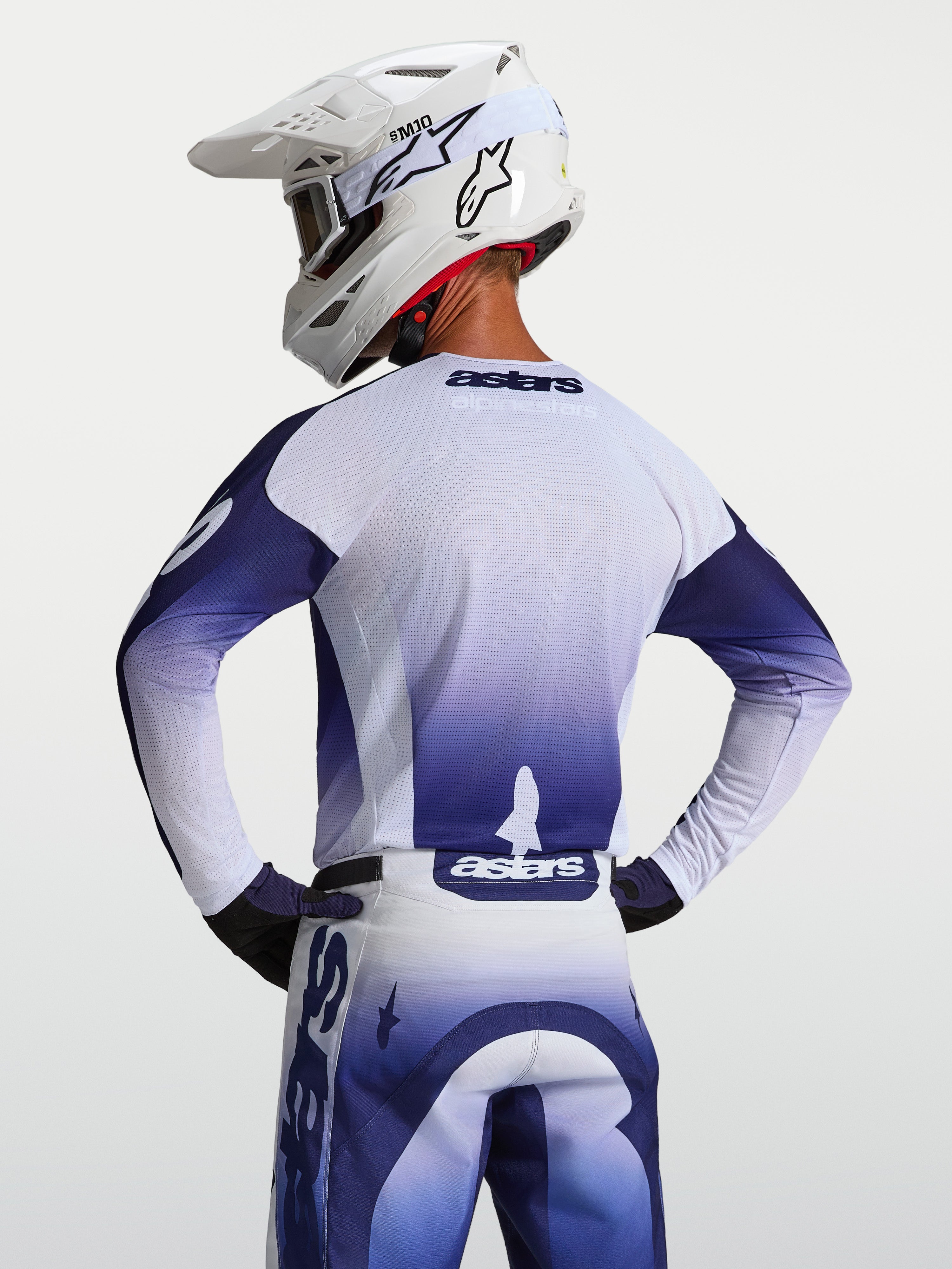Alpinestars Maglia Racer Air Amber, maglia da motocross da uomo blu e bianca, vista posteriore con mesh ventilato.