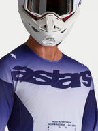 Alpinestars Maglia Racer Air Amber, maglia da motocross da uomo, blu e bianca, in mesh traspirante con logo astars, indossata con casco da cross, ideale per racing off-road