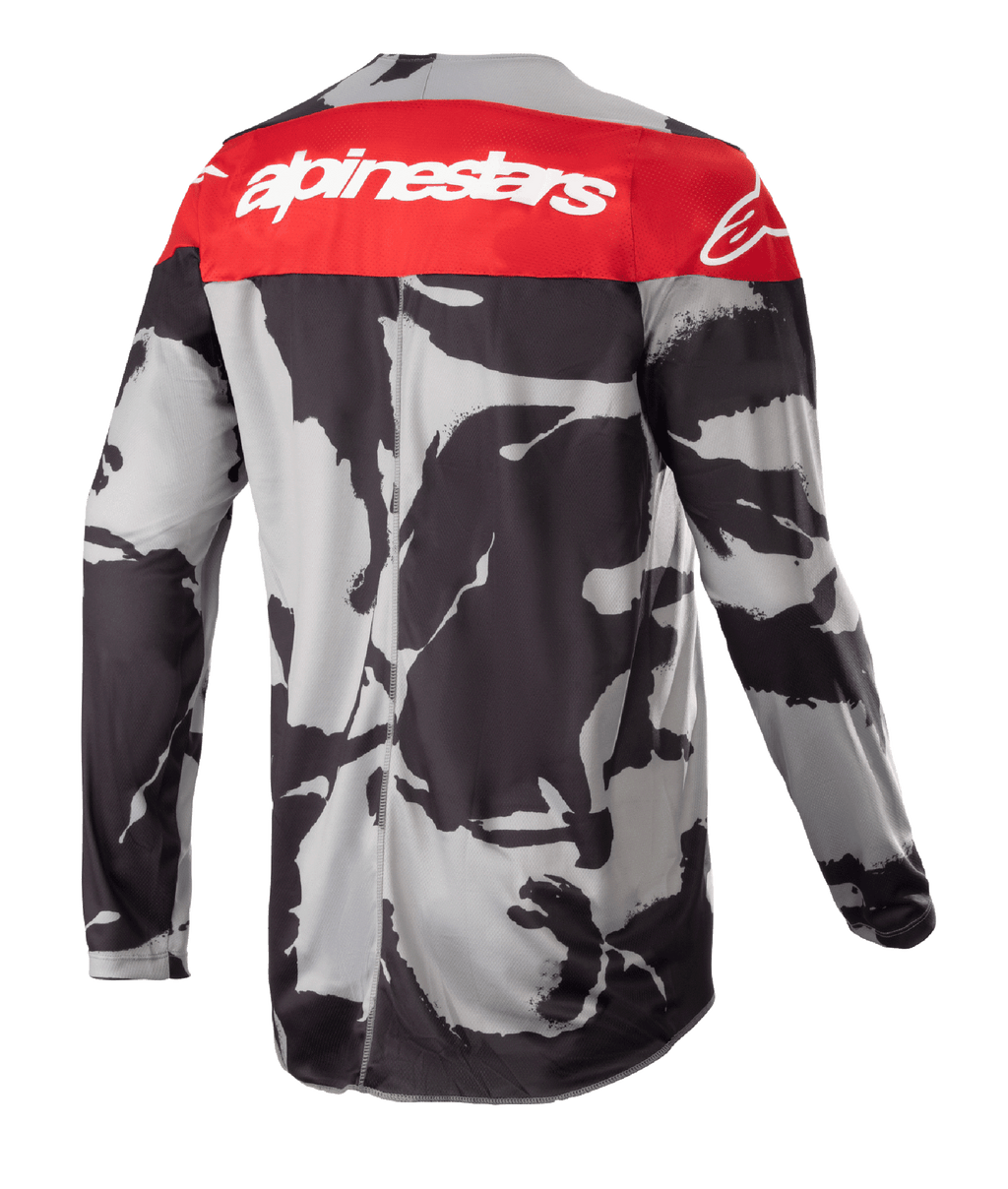 Alpinestars Maglia Racer Tactical 2023, maglia da motocross, Cast Gray Camo e Mars Red, vista posteriore con pannello superiore rosso, logo Alpinestars bianco e motivo mimetico grigio-nero, abbigliamento leggero per prestazioni fuoristrada