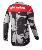 Alpinestars Maglia Racer Tactical 2023, maglia da motocross, Cast Gray Camo e Mars Red, vista posteriore con pannello superiore rosso, logo Alpinestars bianco e motivo mimetico grigio-nero, abbigliamento leggero per prestazioni fuoristrada